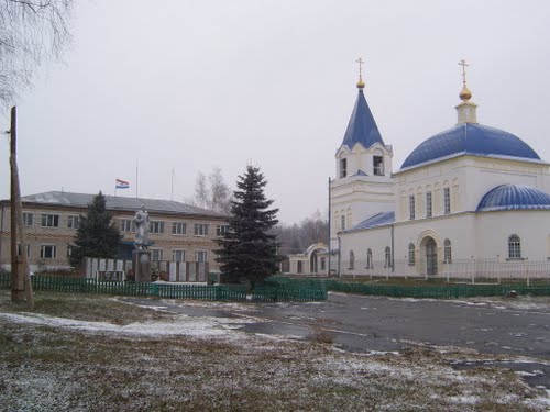 администрация Новоямского сельского поселения и храм